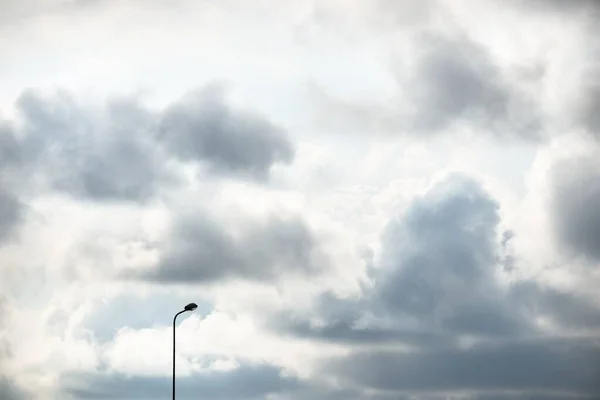 Straßenlaterne Gegen Wolkenverhangenen Blauen Himmel Mit Kumuluswolken Nach Dem Regen — Stockfoto