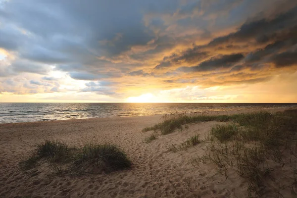 Ciel Clair Avec Beaucoup Cumulus Sombre Lumineux Dessus Rivage Mer — Photo