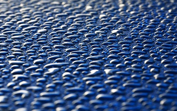 Fondo Azul Oscuro Gotas Agua Cristalinas Gotas Lluvia Patrón Natural — Foto de Stock