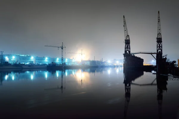 Vrachthaven Terminal Rivier Nachts Schepen Kranen Magazijn Verlichte Kerstboom Lichtjes — Stockfoto