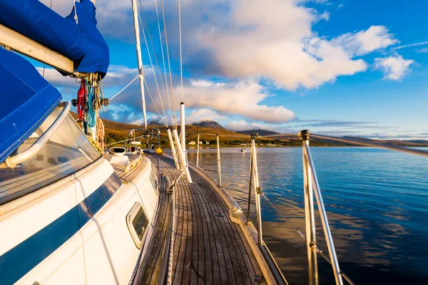 Sloop Aparejado Yate Moderno Con Cubierta Teca Madera Que Navega — Foto de Stock