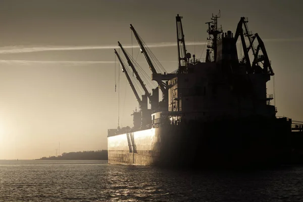 Large Cargo Ship Bulk Carrier Anchored Port Sunset Close Cranes — Stock Photo, Image