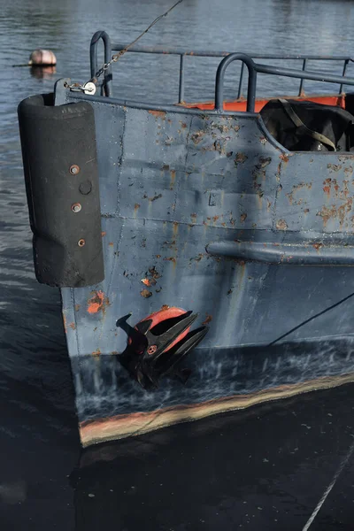 Oude Blauwe Sleepboot Afgemeerd Aan Een Pier Een Jachthaven Boeg — Stockfoto