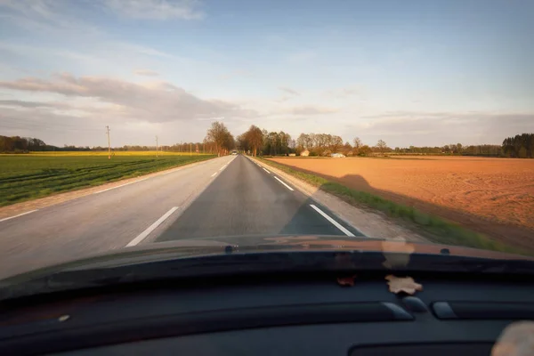Порожня Дорога Через Поля Заході Сонця Латвія Вид Машини Ідилічна — стокове фото