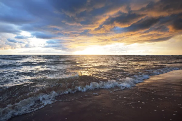 Klar Himmel Med Massor Mörka Glödande Cumulusmoln Ovanför Östersjöns Strand — Stockfoto