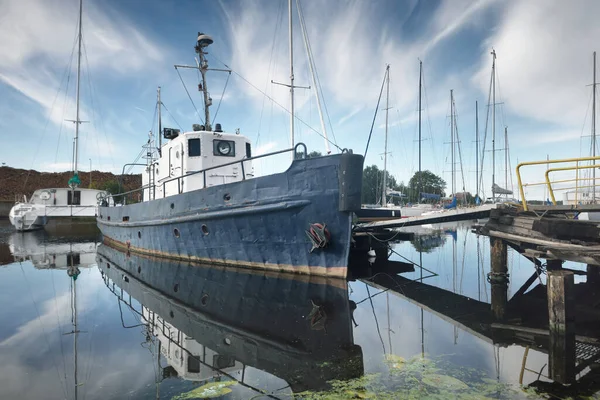 Gros Plan Vieux Remorqueur Bleu Yachts Bateaux Amarrés Une Jetée — Photo