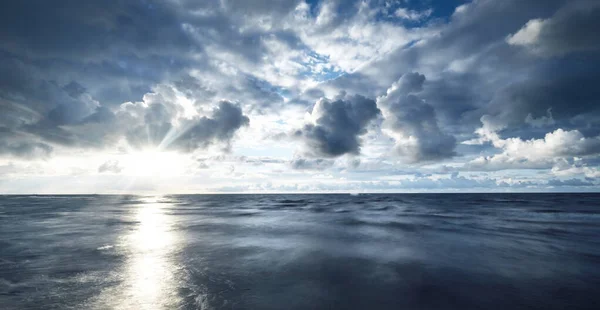 Céu Limpo Com Muitas Nuvens Cúmulos Brilhantes Acima Costa Mar — Fotografia de Stock