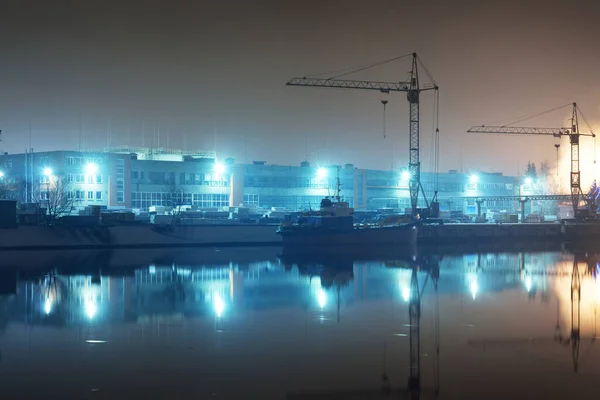 Vrachthaven Terminal Rivier Nachts Schepen Kranen Magazijn Verlichte Kerstboom Lichtjes — Stockfoto