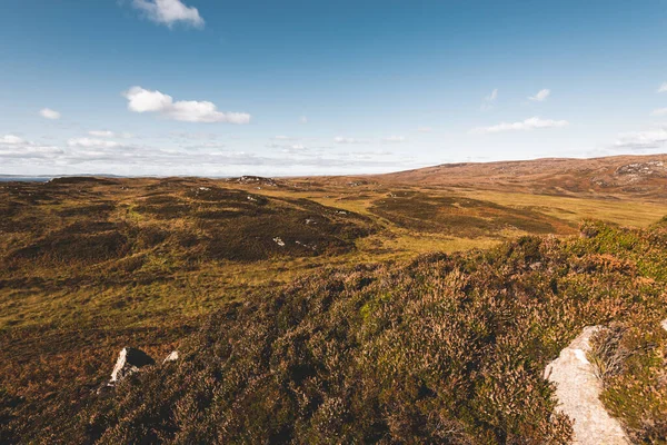 島の谷の丘や岩の海岸のパノラマビュー インナーヘブリディーズ スコットランド イギリス 牧歌的な風景です 旅行先 国のランドマーク レクリエーション 環境保全 — ストック写真