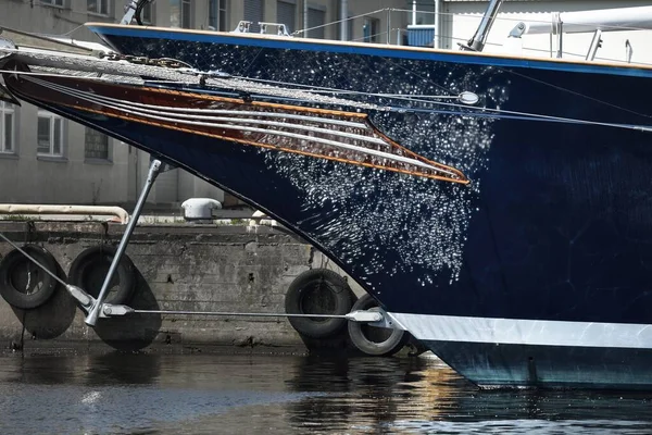 Moderne Blaue Superjacht Die Einem Pier Hafen Festgemacht Hat Großaufnahme — Stockfoto