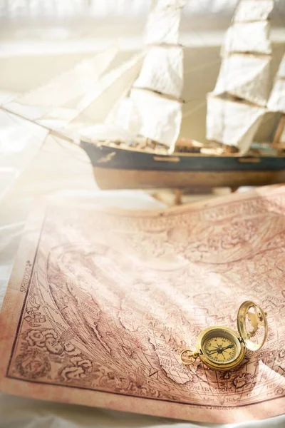 Retro Stylad Gyllene Antik Kompass Solur Trä Tall Fartyg Skala — Stockfoto
