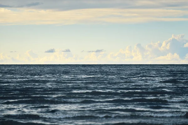 Klarer Himmel Mit Vielen Weiß Leuchtenden Kumuluswolken Über Der Ostseeküste — Stockfoto