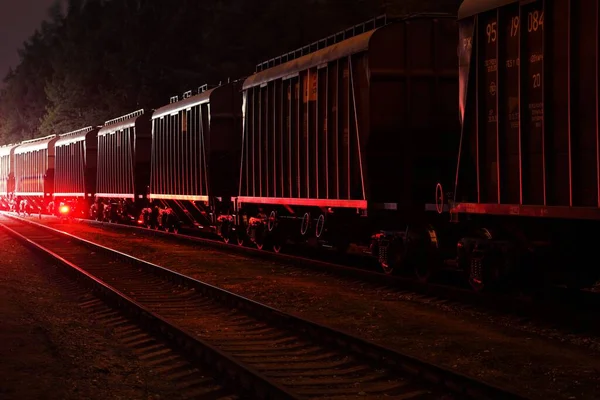 Large Cargo Train Goods Leaving Terminal Night Wagons Containers Close — Stock Photo, Image