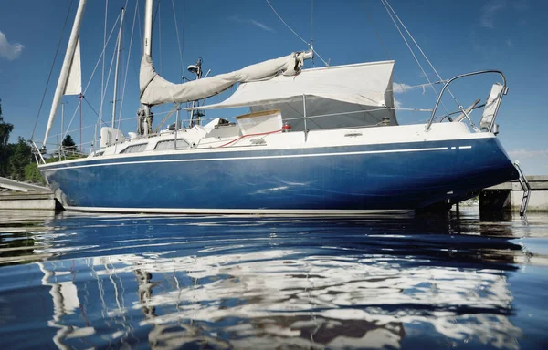 Classique Sloop Bleu Gréé Yacht Amarré Dans Marina Avec Une — Photo