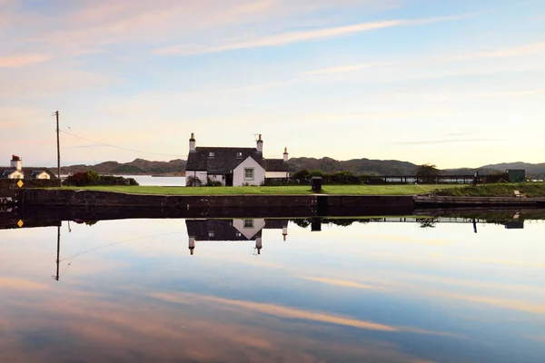 日出时的克里南运河多彩的晨云和温暖的阳光 乡间别墅和游艇特写 Argyll Bute Scotland — 图库照片