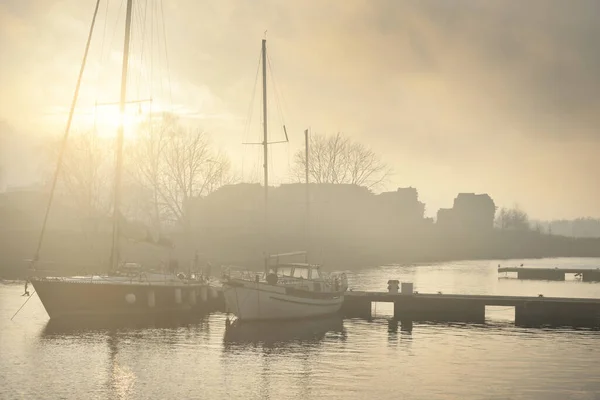 Yachts Gréés Sloop Hiverné Voiliers Amarrés Une Jetée Gros Plan — Photo