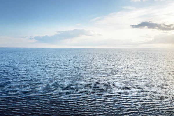 Cielo Azul Claro Con Cirros Cúmulos Sobre Mar Báltico Atardecer —  Fotos de Stock