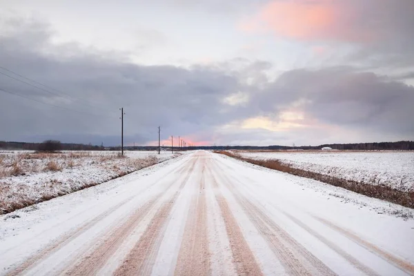 Snötäckt Landsväg Genom Fältet Elledning Transformatorstolpar Panoramautsikt Från Bilen Färgglada — Stockfoto