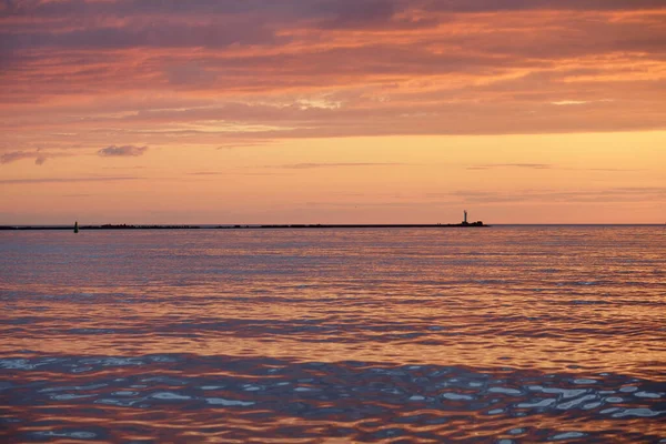 Oostzee Bij Zonsondergang Dramatische Hemel Met Gloeiende Wolken Die Reflecteren — Stockfoto