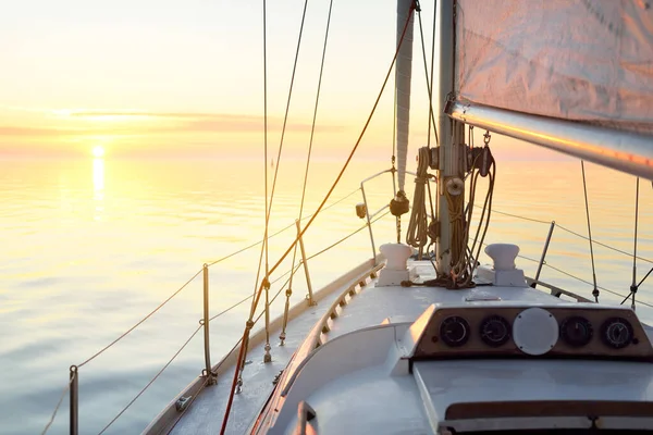 Witte Jacht Zeilen Een Open Zee Bij Zonsondergang Van Dichtbij — Stockfoto