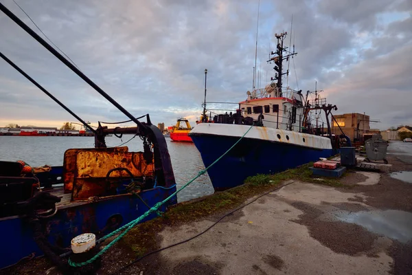 Klein Schip Boot Afgemeerd Aan Een Pier Vissershaven Bij Zonsondergang — Stockfoto