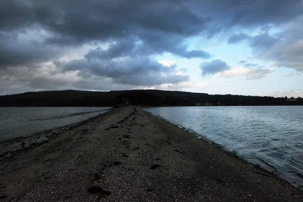 Rocky Gölü Yağmurdan Sonra Renkli Gökyüzünün Altında Kıyıya Vurur Dramatik — Stok fotoğraf