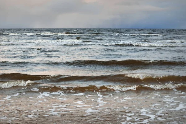 日落时的波罗的海全景 戏剧化的天空 乌云密布 水面纹理的特写 变化无常的天气 气候变化 — 图库照片
