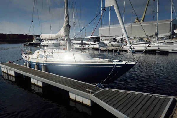 Eleganta Och Moderna Segelbåtar Att Hyra Förtöjd Till Brygga Yacht — Stockfoto