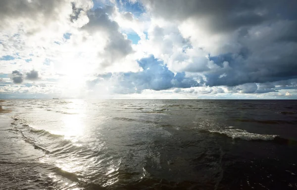 Cielo Limpido Con Sacco Nuvole Cumulo Incandescente Sopra Riva Del — Foto Stock