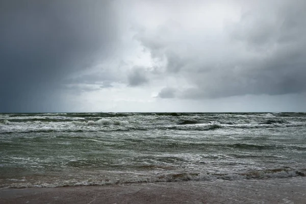 Ostsee Unter Dunklen Dramatischen Wolken Nach Gewitter Ventspils Lettland Epische — Stockfoto
