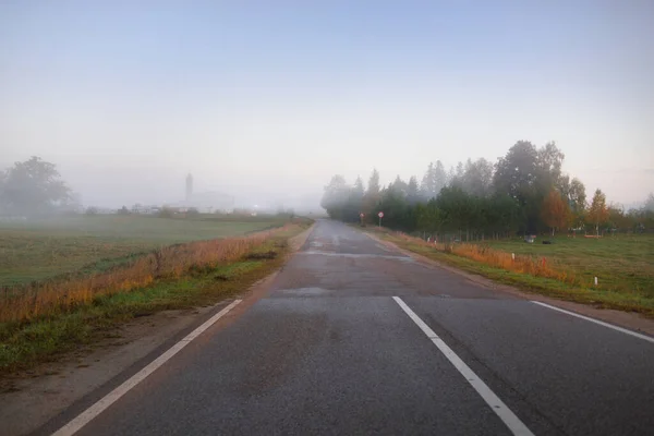 Panoramisch Uitzicht Lege Snelweg Door Velden Het Bos Een Mist — Stockfoto