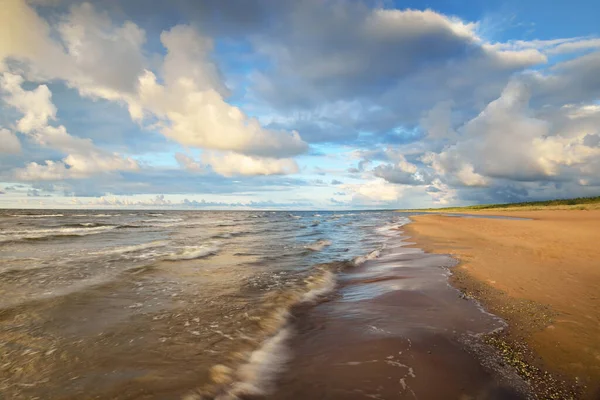 日落时分的雷雨过后 波罗的海海岸上空晴朗的天空闪烁着大量发光的积云 戏剧化的云雾 温暖的金色阳光 风景如画 变化无常的天气 长期接触 — 图库照片