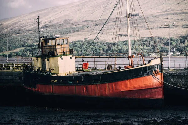 Gammal Röd Fiskebåt Ankrad Nära Stranden Loch Fyne Närbild Inveraray — Stockfoto