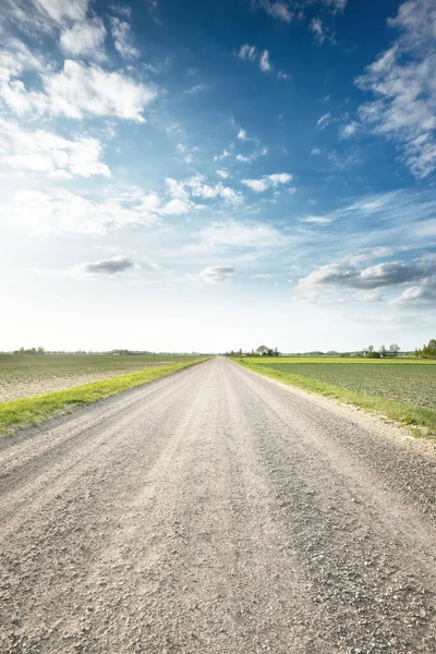 Strada Campagna Vuota Attraverso Campi Contro Cielo Blu Nuvoloso Lettonia — Foto Stock