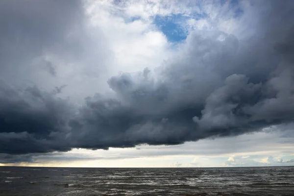 Céu Limpo Com Muitas Nuvens Escuras Cúmulos Brilhantes Acima Costa — Fotografia de Stock