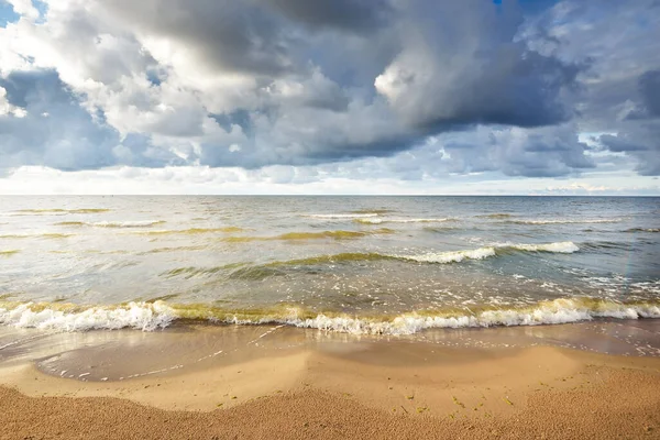 Ciel Clair Avec Beaucoup Cumulus Lumineux Dessus Rivage Mer Baltique — Photo