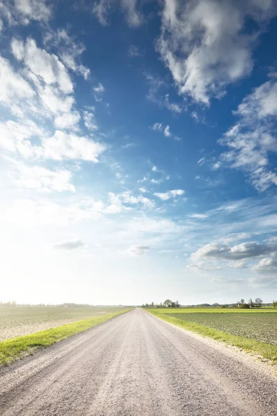 Pusta Wiejska Droga Przez Pola Przed Zachmurzonym Błękitnym Niebem Łotwa — Zdjęcie stockowe