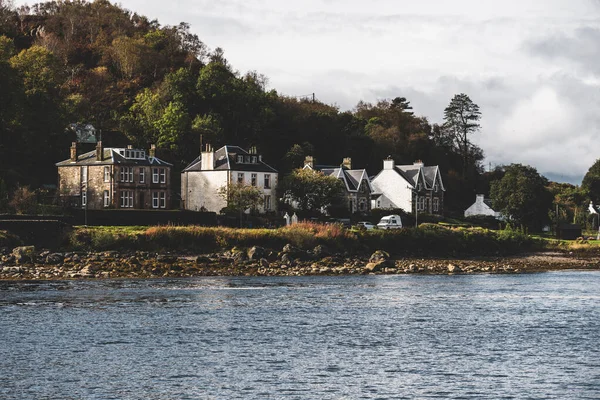 英国苏格兰塔尔伯特岩石海岸上的传统石屋和砖屋 旅游目的地 国家地标 生态旅游 — 图库照片