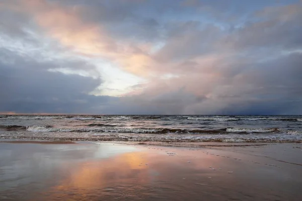 Kumlu Bir Sahilden Baltık Denizi Nin Panoramik Manzarası Açık Günbatımı — Stok fotoğraf
