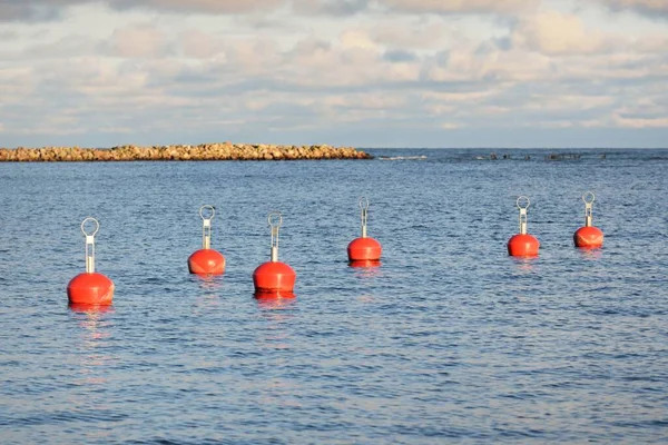 Orange Förtöjning Bojar Den Nya Yacht Hamnen Marina Närbild Vattenytans — Stockfoto