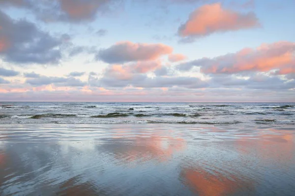 Panoramisch Uitzicht Oostzee Vanaf Een Zandstrand Heldere Zonsondergang Hemel Kleurrijke — Stockfoto