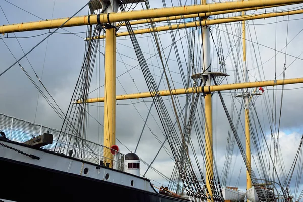 苏格兰格拉斯哥河畔博物馆 乌云密布 船舶的桅杆特写 — 图库照片