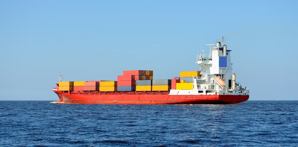 красный контейнеровоз в море
