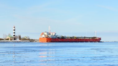 Kargo gemisi bırakarak bağlantı noktası