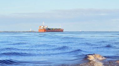 Kargo gemisi bırakarak bağlantı noktası