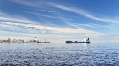 Kargo gemisi bırakarak bağlantı noktası