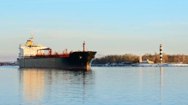 Kargo gemisi bırakarak bağlantı noktası