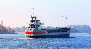 bağlantı noktasına ulaşan kargo gemisi