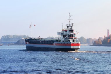 bağlantı noktasına ulaşan kargo gemisi