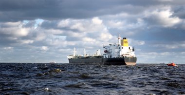 fırtınalı havalarda yelken kargo gemisi